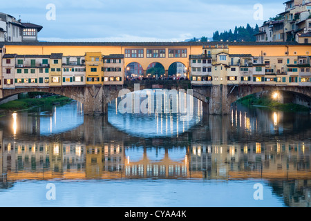 Abends Blick auf historische Ponte Vecchio Brücke über Fluss Arno in Florenz Italien Stockfoto