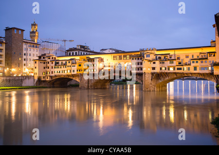 Abends Blick auf historische Ponte Vecchio Brücke über Fluss Arno in Florenz Italien Stockfoto