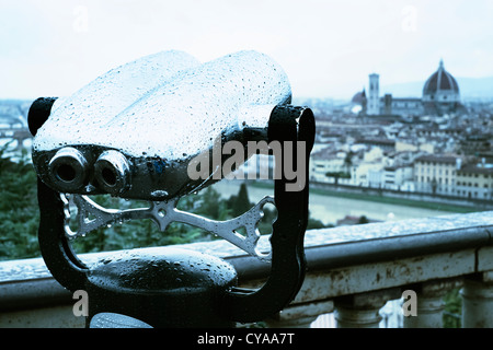 Blick auf Skyline von Florenz mit dem public-Viewing-Fernglas Stockfoto