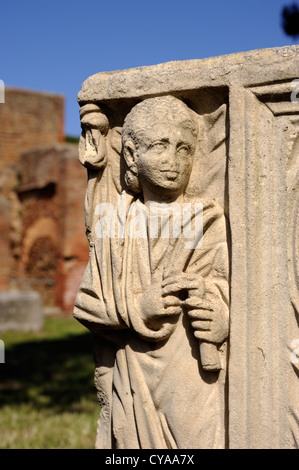 Italien, Rom, Ostia Antica, römischer Sarkophag mit Relief Stockfoto