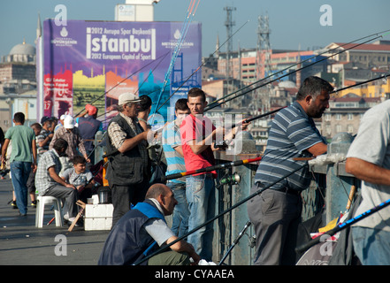 ISTANBUL, TÜRKEI. Angeln in das Goldene Horn von der Galata-Brücke. 2012. Stockfoto