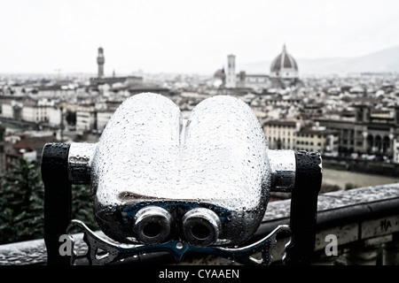 Blick auf Skyline von Florenz mit dem public-Viewing-Fernglas Stockfoto