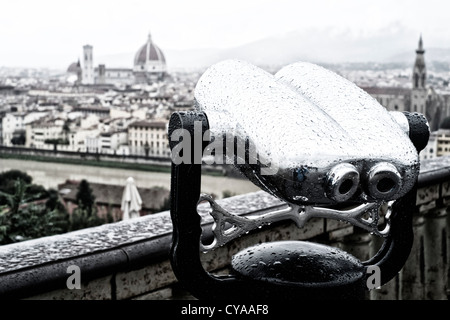 Blick auf Skyline von Florenz mit dem public-Viewing-Fernglas Stockfoto