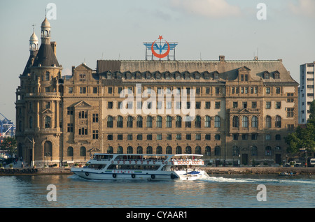 ISTANBUL, TÜRKEI. Ein am frühen Morgen Bosporus Fähre vorbei an historischen Bahnhof Haydarpasa in Kadiköy. 2012. Stockfoto