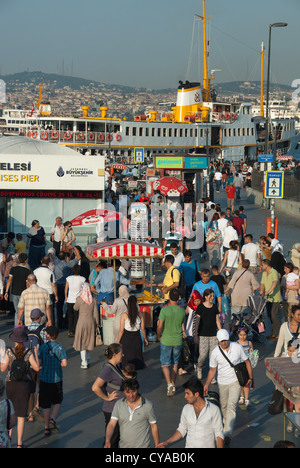 ISTANBUL, TÜRKEI. Belebten Ufer in Eminönü Fährterminal am Goldenen Horn. 2012. Stockfoto