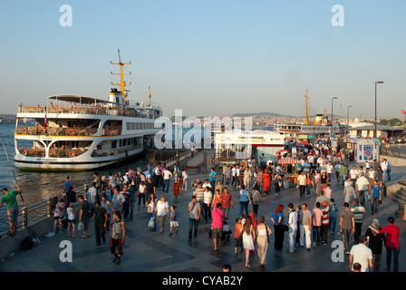 ISTANBUL, TÜRKEI. Belebten Ufer in Eminönü Fährterminal am Goldenen Horn. 2012. Stockfoto