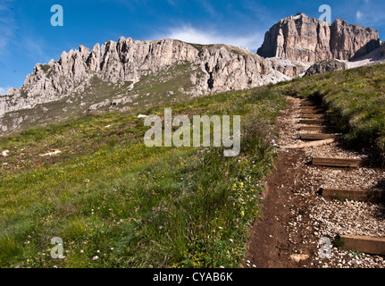 Wanderweg vom Passo Pordoi zur Forcella Pordoi auf Bergrücken Sella in den Dolomiten in Italien mit Alm, Berge und blauer Himmel Stockfoto