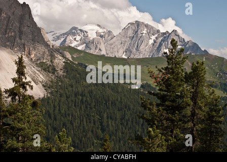 Blick auf die Marmolada-Berggruppe mit Gletscher und höchstem Berg der Dolomitenspitze Punta Penia vom Sellajoch-Pass in Südtirol in Italien Stockfoto