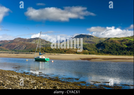 Eine grüne geschälten Segelyacht ankert im Mawddach Mündung, Ebbe, Cadair Idris Bergen im Hintergrund, Ruhe, Sonne Stockfoto