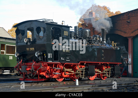 Harzer Schmalspurbahnen Erbe Dampflok (Holzhammer 0-4-4-0 t) steht vor Gernrode Schuppen auf der Selketalbahn-Linie. Stockfoto