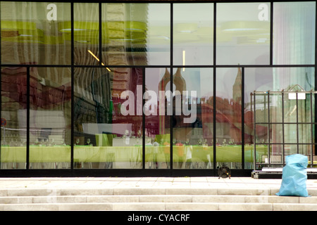 Spiegel-Fassade Stockfoto