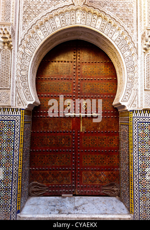 Reich verzierte Fassade messing Tür von Arch mit Mosaikfliesen der historischen Gebäude im maurischen Stil eingerichtet, umgeben von Fez, Marokko Stockfoto