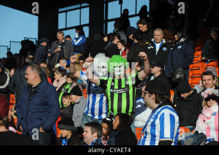 Brighton und Hove Albion Football fans tragen Halloween Outfits für das Spiel gegen Blackpool Stadt UK-Oktober 2012 Stockfoto