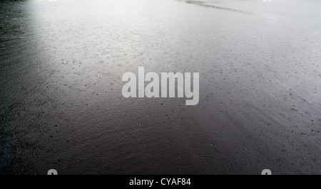Regentropfen auf dem Wasser Oberfläche Stockfoto