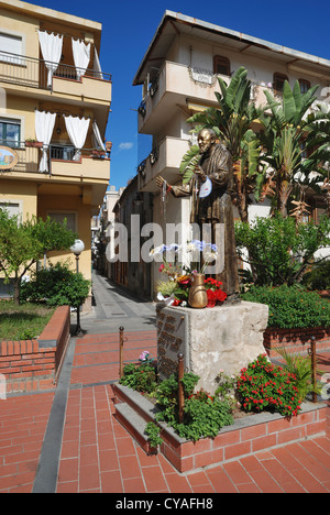 Eine Statue von Pater Pio. Letojanni, Sizilien, Italien. Stockfoto