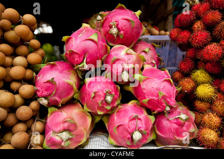 Nahaufnahme von einem Stapel von dragon Obst auf einem obststand Tabelle in Siem Reap, Kambodscha angezeigt. Stockfoto