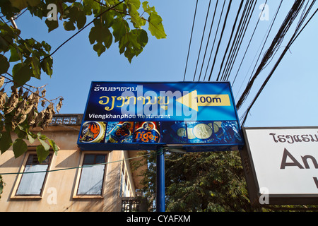 Werbung Zeichen in Vientiane, Laos Stockfoto