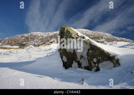 Schnee auf Felsen am Slemish Hügel, County Antrim, Nordirland. Stockfoto