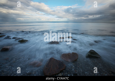 Küste unterhalb der Klippen von den Kreidefelsen der Insel Rügen in der Ostsee. Felsen im Wasser Stockfoto