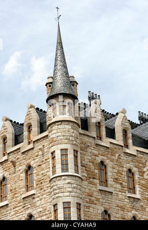 Turm an der Casa de Botines von Antoni Gaudi entworfen.  Leon. Stockfoto