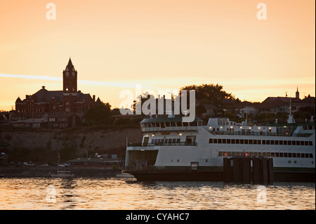 Washington State Fähren docken an die historische Hafenstadt Port Townsend, Washington in der Puget Sound-Bereich des Staates. Stockfoto