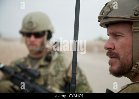 Koalition force Mitglieder die Gewährleistung der Sicherheit während der afghanischen nationalen Sicherheitskräfte led Security Patrol, um den Feind Bewegungsfreiheit in Khak-E-Safed, Farah Province, Afghanistan, Oktober 30, 2012 zu verweigern. ANSF haben die Führung in der Security Operations, mit den alliierten Streitkräften als Mentoren, Sicherheit und Stabilität für die Bevölkerung der Islamischen Republik Afghanistan zu bringen. Stockfoto