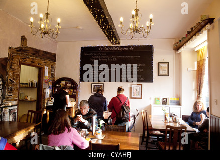 Das Innere des "Tee auf dem Platz" Teeladen, Much Wenlock, Shropshire UK Stockfoto