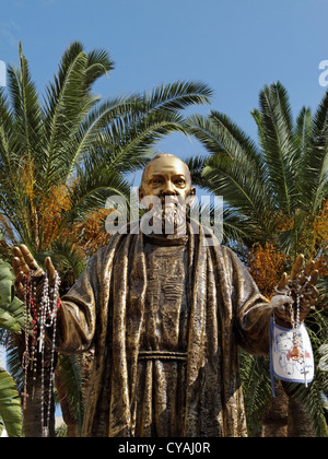 Eine Statue von Pater Pio. Letojanni, Sizilien, Italien. Stockfoto