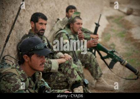 Der afghanischen nationalen Sicherheitskräfte Rest während eines Joint Security Patrol mit Koalition force Mitglieder um den Feind Bewegungsfreiheit in Khak-E-Safed, Farah Province, Afghanistan, Oktober 30, 2012 zu verweigern. ANSF haben die Führung in der Security Operations, mit den alliierten Streitkräften als Mentoren, Sicherheit und Stabilität für die Bevölkerung der Islamischen Republik Afghanistan zu bringen Stockfoto