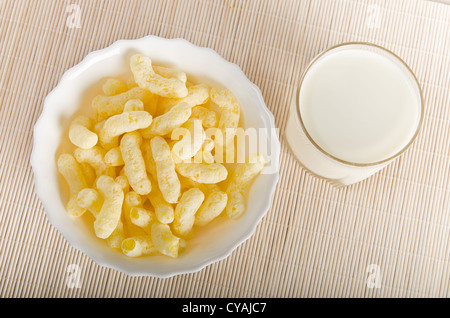 Frühstück. Ein Glas Milch und die Mais-sticks Stockfoto