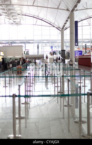 Warteschlangen Absperrgitter Kontrolle am Flughafen Hongkong Stockfoto