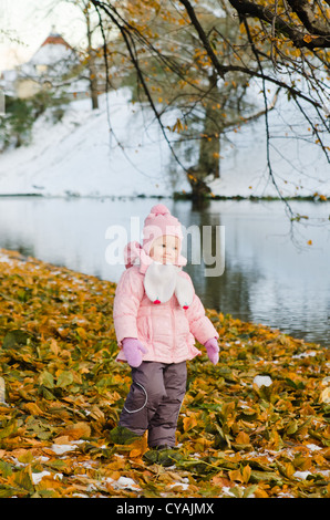 Ein kleines Mädchen geht im Herbst Park Stockfoto