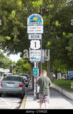 Touristen bei uns route 1 Meile Markierung 0 Start der Autobahn Key West Florida usa Stockfoto