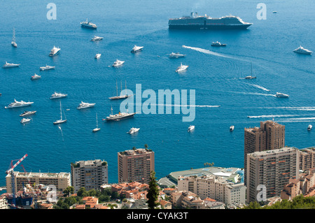 Blick auf Monaco und viele Yachten in der Bucht Stockfoto