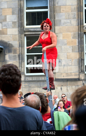 Frau Acrobat geben eine Liveperformance Straße in Edinburgh Fringe Festival, Schottland Stockfoto