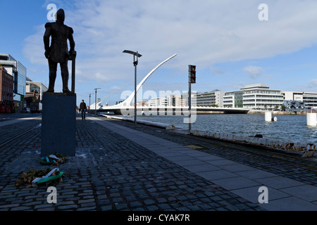 Statue von Admiral William Brown, Gründer der argentinischen Marine auf den Kais durch den Fluss Liffey in Dublin, Irland, Stockfoto