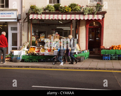 Obst-Shop mit einer jungen Familie, auf der Straße in Thornbury, South Gloucestershire, England, UK Stockfoto