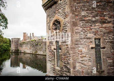 WELLS, Großbritannien - Befestigungsanlagen außerhalb des Bishop's Palace in Wells, Somerset, England. Der historische Bishop's Palace in Wells, Großbritannien, verfügt über einen mittelalterlichen Graben und eine beeindruckende Architektur. Der Palast ist seit über 800 Jahren die Residenz des Bischofs von Bath und Wells und ist damit ein bedeutendes Wahrzeichen in der Geschichte der Kirche von England. Stockfoto