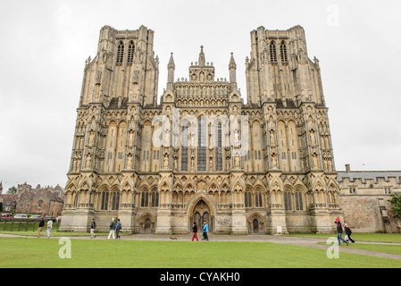 WELLS, England - Wells Cathedral, ein architektonisches Wunderwerk der gotischen Zeit, steht hoch im Herzen von Wells, Somerset. Die Kathedrale, weithin bekannt für ihre atemberaubende Westfassade und einzigartige Scherenbögen, ist seit Jahrhunderten ein Ort der Anbetung und Wallfahrt und verkörpert die reiche religiöse und architektonische Geschichte der Stadt. Stockfoto