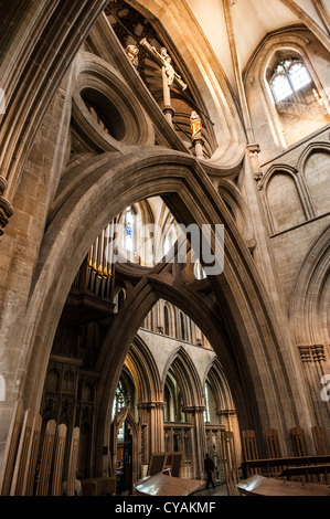 WELLS, England - Wells Cathedral, ein architektonisches Wunderwerk der gotischen Zeit, steht hoch im Herzen von Wells, Somerset. Die Kathedrale, weithin bekannt für ihre atemberaubende Westfassade und einzigartige Scherenbögen, ist seit Jahrhunderten ein Ort der Anbetung und Wallfahrt und verkörpert die reiche religiöse und architektonische Geschichte der Stadt. Stockfoto