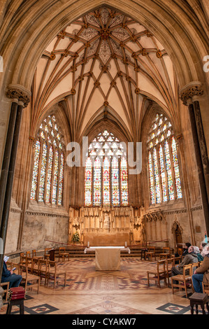 WELLS, England - Wells Cathedral, ein architektonisches Wunderwerk der gotischen Zeit, steht hoch im Herzen von Wells, Somerset. Die Kathedrale, weithin bekannt für ihre atemberaubende Westfassade und einzigartige Scherenbögen, ist seit Jahrhunderten ein Ort der Anbetung und Wallfahrt und verkörpert die reiche religiöse und architektonische Geschichte der Stadt. Stockfoto