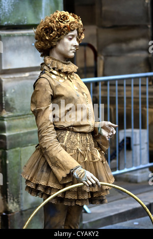 Frau-Entertainer mit einem Reifen gemalt Gold, im viktorianischen Kleid, Edinburgh, Schottland Stockfoto