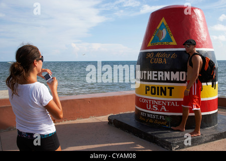 Touristen am südlichsten Punkt der kontinentalen Usa in Key West Florida Usa Stockfoto