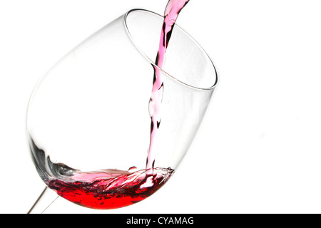 Ein Glas Wein mit Rotwein gefüllt Stockfoto