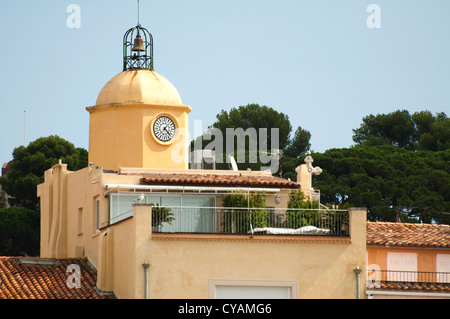 Uhrturm in St Tropez und alten Gebäuden im Ort. Stockfoto