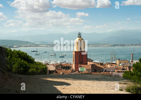 Uhrturm in St Tropez und alten Gebäuden im Ort. Stockfoto