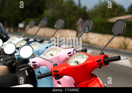 Eine Reihe von Mopeds/Roller auf der Stadtstraße. Stockfoto