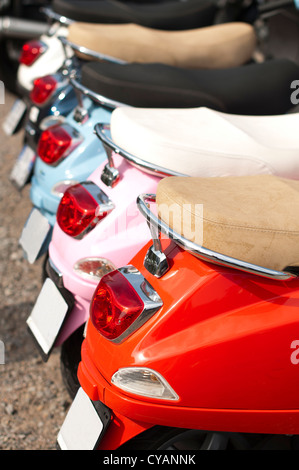 Eine Reihe von Mopeds/Roller auf der Stadtstraße. Stockfoto