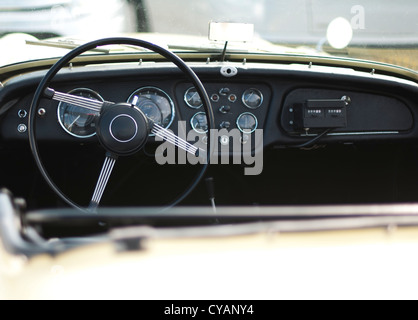 Lenkrad und Armaturenbrett eines alten antiken Autos. Stockfoto