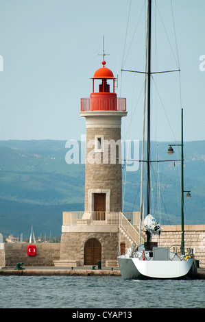 Port in Saint Tropez und verankerten Boot Licht Stockfoto